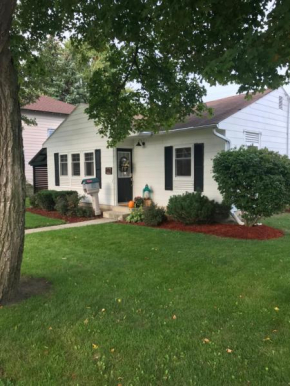 Cheerful 2 Bedroom Cottage on 5th